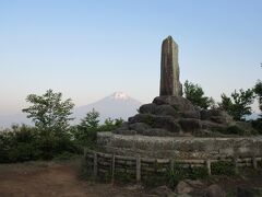 　県道78号線から階段を上がると広い公園になっています。その先の石碑の向こうに富士山が望めます。