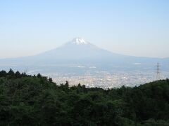 　乙女峠のトンネル手前の「ふじみ茶屋」前からの富士山です。すごいと思いながら車を止めることができなくてついつい通りすぎるスポットです。ふじみ茶屋さんは駐車場があるので、休憩を兼ねて富士山を見てください。