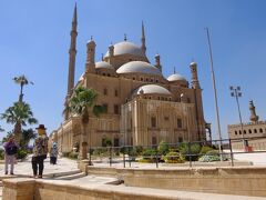 ガーマ・ムハンマド・アリ．　オスマン朝支配下でムハンマド・アリが1857に建立．

イスタンブールのモスクに似せたとのことで，ブルーモスクに感じが似ている．ミナレットは２本．