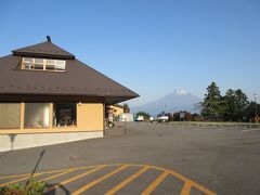 　乙女峠の中腹に佇む富士山麓が一望の天然温泉「富士八景の湯」は、お風呂からは素晴らしい富士山は望めますが、湯船からは塀があるためほんの一部しか富士山を望めません。お風呂は、内風呂、露天風呂、サウナが各１で、あまり広くありませんが開業約7年のため奇麗です。料金は、土・日・祭日は1300円／3時間と若干高く、国道沿いのため便利ですが、お風呂では少しうるさいと感じました。ただ、２階の休憩室からの富士山は、素晴らしいです。