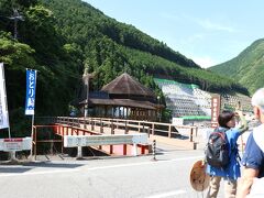 川を渡って、茶色い建物が熊野古道館。