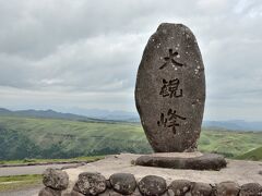 大観峰。標高９３６ｍ、阿蘇北側外輪山最高峰。カルデラ内を一望に見渡せるビュースポット。
早朝、雲海が出たり、夜明けの情景は、とてもフォトジェニックなシーンになるのだが、雲が多くガスっぽい昼間では、写真撮影スポットとしての魅力は半減。