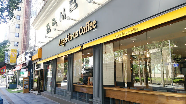 梨大組と分かれたおっさん組は（その中にはおっさん的な趣味をもつ若い社内の女性もいますが）食後のコーヒーが欠かせません。昨日の鱈のスープの店近くにあるエンゼルコーヒーへ。コーヒー好きの人の嗅覚でこの店に入りましたが大正解でした！