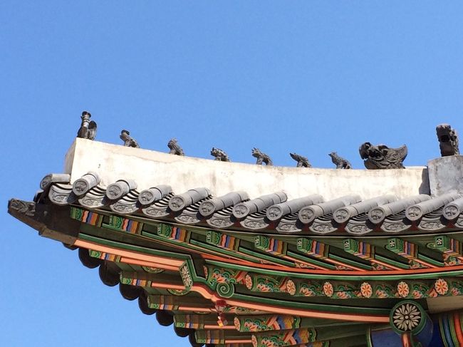 再び宮殿へ。屋根の上に動物が。調べてみると守護神像で魔除けですね。西遊記に出てくるキャラで一番前から三蔵法師、孫悟空、猪八戒と続くようです。建物ごとに数が異なり多いほど格式が高いと。なるほど、確かめてみると建物によって数が違います。必ず奇数のようですね。
