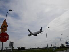 車を走らせて行くと道路のすぐ上をエミレーツ航空の大型飛行機が横切って行くのを発見！
セントマーチン発見！
ワルシャワの空港は街の中心から近いのです。
