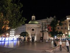 聖ヴォイチェフ教会
中央広場に建っている小さな建物です。
１０世紀に建てられたポーランド最古の教会です。
