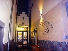 ランビックビールというビールを飲んでみたいと思ってきてみたのがここ
「A la Becasse」

正直ランビックビールというのがどういうものかも知らずにでかけました。

ランビックビールというのは、野生酵母によって１年以上も樫の樽で発酵させる、強い酸味が特徴の伝統的なビールで、その野生酵母の生息地が限られているため、生産地はブリュッセルとその近郊の一部のみ。。という、ベルギーに行ったら絶対飲んでみたいとおもっていたビールだったのです。

A la Becasse
http://www.alabecasse.com/