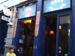 こちらはビアカフェ「DeliriumCafe」
2004種類もの銘柄のビールがあり、その種類の豊富さでギネスに登録されたというお店。

これは行ってみるしかなぃでしょぉ〜♫


DeliriumCafe
http://deliriumcafe.be/