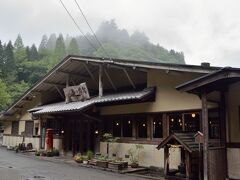 清風荘から３〜４００ｍはなれたところに、垂玉温泉「山口旅館」という、これまた一軒湯宿がある。地獄温泉と垂玉温泉は協定を結んでいるようで、それぞれの宿泊客は、相互に自由にどちらの風呂にも入れる。
こちらの温泉は、単純泉で、硫黄分はなくさらっとしたお湯である。露天風呂「かじかの湯」とサウナも備えた内風呂「天の湯」がある。
