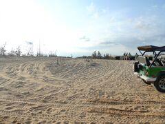 ○White Sand Dunes ホワイト・サンデューン

ホワイト・サンデューンに到着
確かに砂が白い。

車を降りるとバギーの営業がはじまった。
バギーのことは事前に知っていて借りるつもりは全くなかったが、思った以上に砂丘が広そうだ。


