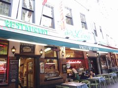 そしてもうひとつブリュッセル名物「ムール貝のココット」を「Chez Leon」でいただきます。

ガイドブックにデカデカと掲載されているだけあって、いついっても満員だという話を聞き、１８時前にお店へ入りました。

ちょと気になったのが、、通されたテーブルが周囲アジア人ばかりのエリアで、別の区画をみると、西洋人ばかりだったりと、もしかして、人種ごとにエリアを分けているんじゃないかな、、という疑惑

となりのテーブルは両側とも日本人で、せっかく海外でご飯してるのに、日本人ばかりにかこまれるのはちょとザンネンなような気もしましたが、おとなりの御夫婦さんと色々お話したりして、まぁこれはこれでよかったのかな？と

Chez Leon
http://www.chezleon.be/
