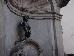 ブリュッセルにはスケジュールの関係で、朝と夜しかいなかったので、観光らしいことはほとんどできていません。

まぁこれだけみればブリュッセルに来たといえるだろうという一番の観光スポットはこちら「小便小僧」

「世界三大がっかり」にあげられるこちらの小便小僧
名前をジュリアンくんというそうです。

