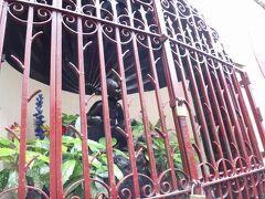 小便小僧がいれば小便娘もいるっｗ

完全にネタで作られたらしいこちら小便娘は、先述のデリリウムカフェの近くにいます。

小便小僧とはちがって路地裏の鉄格子の中にいるという、なんとも気の毒な身の上ｗｗ

