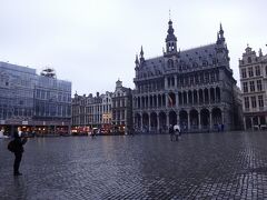 世界で最も美しいといわれた「グランプラス」

今回はホテルがこちらのすぐ近くだったので、ここを起点としてあちこちでかけました。

この写真は早朝のもの