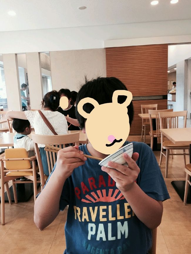 今年に ここ朝食会場は改装されたようですよ<br />お一人席もあるし無駄のない作り<br />食器の片づけもセルフです<br />ご馳走様でした！<br /><br />さあ、８時４５分位に、ツアー会社の方のお迎えがきてくれるので、合わせて酔い止めも飲んでおきましょ！<br />