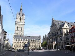 大聖堂をすぎると鐘楼があります



