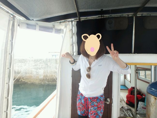 今日はメインイベント「パナリ島ツアー」！！！<br />素敵な船でわくわく<br />後ろのドアは快適なtoilet<br /><br />大きな荷物は奥のお部屋に