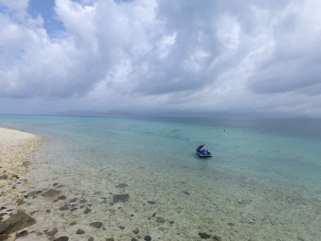 雲は多いけど　やっぱり美しい　パナリブルー！！<br />まずは上陸(^O^)<br />
