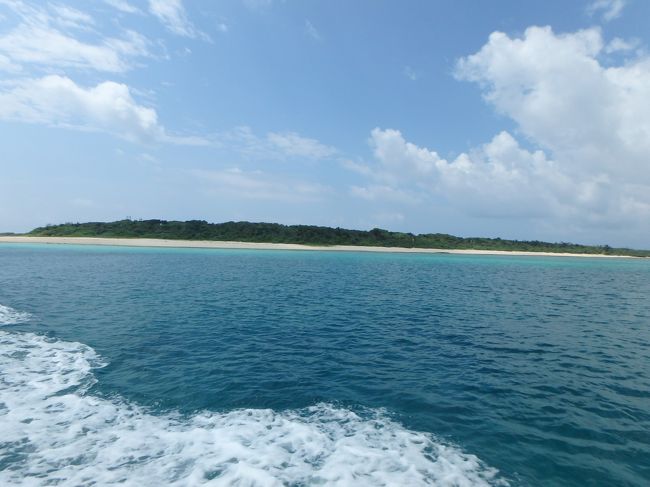 さて　上陸後まもなく　おそらく「パナリ島のんびり組」「シュノーケリング組」「釣り組」に分かれるようです<br />我が家は「釣り組」<br />ランチはパナリ島でと聞いているし、しばしパナリ島とはお別れ　後で満喫してやるからなあ〜(ToT)/~~~<br /><br />船長さんが釣れるポイントまで連れて行ってくれます<br />これが想像以上に揺れまして、さっきのと計一時間を超える船移動に、なんとここにきて息子くんダウン！