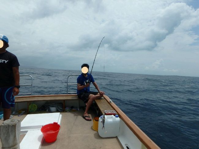もう、遠くで釣りというツアーを選んだ自分を呪う勢いで後悔するわたしですが、横になる息子を足で押さえつつ、釣りまくるｗ<br /><br />パパも釣れてますよ！？もっとテンション上げて！ｗ