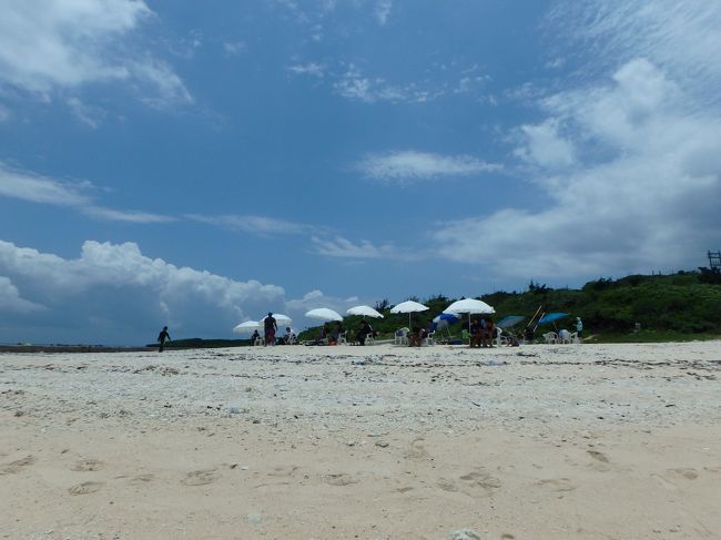 釣りからパナリ島に戻ると、他の皆さんもビーチでランチを楽しんでいるようです♪<br />この素敵なパラソル、ガイドさんの手作りなんですって！！<br />センスと腕に驚きです！船の内装も、ほんとステキでした・・・☆ミ