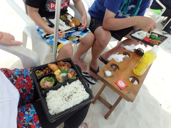 真っ白な砂浜と、パナリブルーを見ながらのお弁当タイム♪<br /><br />隣でＢＢＱをするグループがいましたが、自分の船で来たのかな？贅沢ぅ！<br />