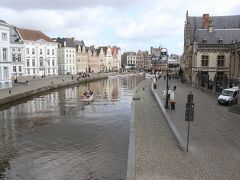 聖ミヒエル橋からコーレンレイ（写真左河畔）

川の両岸に古い建物が並びます
どれくらい昔のものなんだろうかとガイドブックをみると日本でいう「いい国つくろう鎌倉幕府」くらいの時代のようです。

