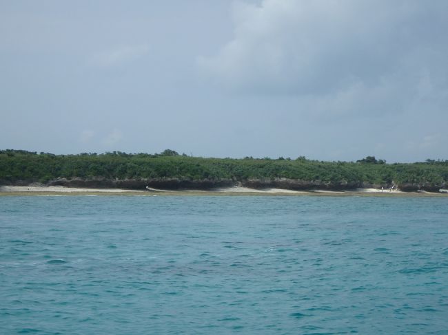 午後は全員　シュノーケリングのプランのようです<br />さよならパナリ島(ToT)/~~~<br />しばらく移動です・・・どこの海でシュノーケリング出来るのかな？<br /><br />３０分位か、竹富島と石垣島がみえる。だいぶ戻ってきたようです。<br />