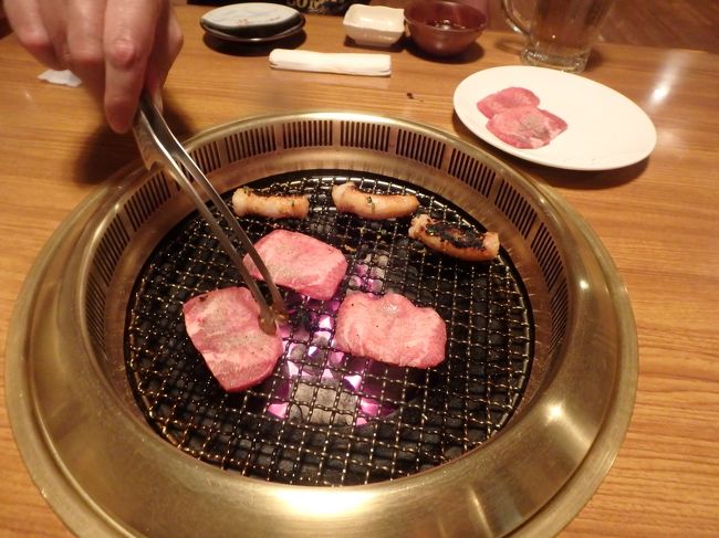 パパ合流<br />前半に「やまもと」で石垣牛は満足しちゃったから、軽めにして、二件目いこうか？てことで<br />アメリカ牛だけど普通に美味しい牛たん<br />希少部位のマルチョウ<br />美味しいんだけどすぐ焦がす！むずい