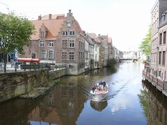 クラーンレイと左河畔にある赤い筒が「大砲　気狂いフリート」とやら

お昼も近づいてきたので、ランチする場所をもとめてウロウロ。。

ランチの目的はゲント名物「ワーテルゾイ」
チキンや野菜のクリーム煮という感じのものらしいのですが、それをだしているという店が。。休みだったトカ、、orz

店に入ったら、キッチンはクローズしてたトカ。。

他のヨーロッパの国はわからないけど、ここベルギーでは
昼１２時からの営業というレストランが多い

お茶はいいけど食事は１２時からとか、１２時からしか開けないとか

早めにランチを済まそうと思っていても、なかなかそうはいかないことが多くありました。


