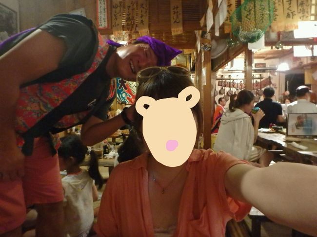 店内は満席に見えましたが、ダメもとで聞いたら入れました♪<br />わくわく〜いいねこれぞ沖縄　でしょ〜<br />店内の様子をバックに自撮りしてたら、入ってくれましたヽ(^o^)丿<br />