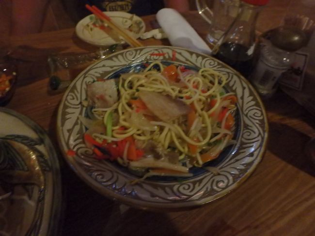沖縄そばの焼きそば版みたいの<br />島唐辛子をたらして、めちゃうまあ<br /><br />ライブが始まるとともに、寝ようとするパパ・・・恥ずかしいから！<br />せっかく楽しかったのに(ToT)お会計。ごちそうさまでした！