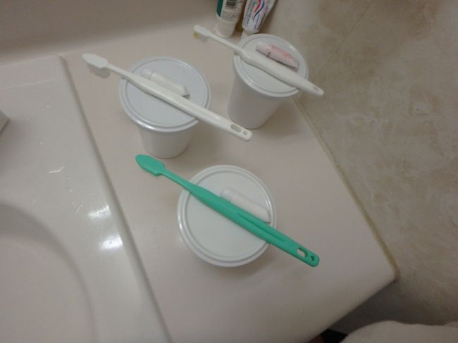 ホテルに送ってもらい、夕食の予約の時間まで、わずかだけど有効に使います。<br />急いでシャワーしたり、ランドリー行って。<br />ふと気が付いたら、室内のアメニティ。宿泊当日は、大人二人分だけだったのが、清掃に入ってもらった今日は、タオル、枕など子供の分もある！しかも、新しい歯ブラシとは別に、歯ブラシと共にそれぞれのコップも三つ。清掃の方の、心使いが嬉しくなった一枚です。