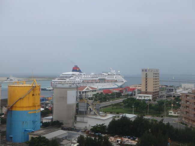 おはようございます。雨です。窓の外には、豪華客船が。