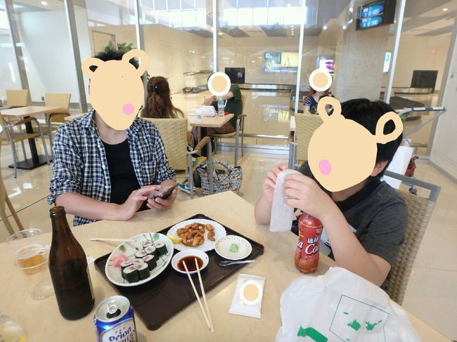 空港で最後の沖縄を味わいたかったので、ホテル朝食ではコーヒーだけを頂きました。さて何にしよう♪沖縄そばも、お寿司もあります。<br />おみやげ買って、朝からオリオンビール飲んで、ああもう帰るのかぁ。楽しすぎて、やり残したことがたくさんに感じて、次いつ来れるか！？なんて話して。<br />