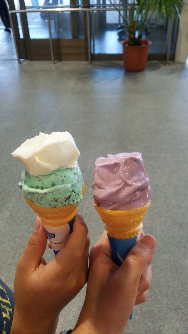 沖縄に来たなら「ブルーシール」は外せない！<br />５分で食べて帰らないと間に合わないから、だいぶ食べちゃった写真w<br />シークワーサー味とミントチョコ<br />紅イモソフト<br />まいう〜