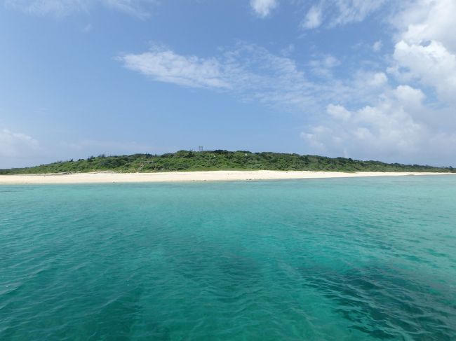 見えてきた！！やった　やっと来れたのね〜(^○^)<br />憧れのパナリ島（新城島）！！<br />定期便は無いので、ツアーに参加するなどしないと来れませんね<br />