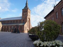 聖カヌート大聖堂(Sankt Knuds Kirke)とフラックガーデン(Flakhaven)