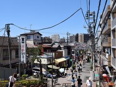 谷中銀座商店街のよく見る風景にやって来ました。

土曜日の午前中ですが、国内外の観光客でいっぱいです。

まぁ、私もその一員ですが。