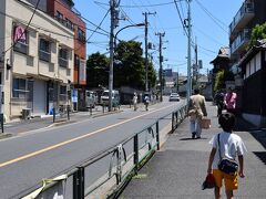 三崎坂の周辺は寺町。通りの左右にお寺が犇めきあっています。