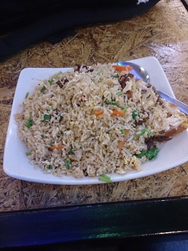 マレー鉄道出発まで1時間あったので構内のフードコートで朝食を取りました。チキン入りのナシゴレン。朝からヘビーになってしまいました。8.5RM。