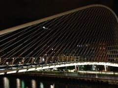 ライトアップされたスビズリ橋。独特のフォルムが美しい。
