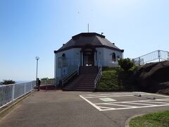 「風の見える丘公園」

加部島に渡った所にあります。

青い玄界灘と島々が見渡せます。。。

小さなお土産物屋さんもあり。。。

地元の海産物、野菜、果物等の試食販売に釣られて、買い込んでしまいましたぁ。