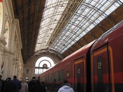 ブダペスト東駅に到着。
駅の周辺にはタクシーがいっぱい。このタクシーはぼることで有名みたい。
ホテルが東駅の目の前だったので、幸いにもタクシーを使うことは無かったのでよかったです。

付いたのが13時頃で未だ部屋には入れないので荷物だけ預けて観光へ。
この日、最高気温が3℃でプラハ・ウィーンとそこまで気温は変わらないんだけど風が強くて体感温度はこの旅最低かも…。
でも天気がいいから日差しでなんとかなりました。
とりあえず、銀行で両替をして観光へ。