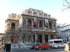 ハンガリー国立歌劇場。
アンドラーシ通りをひたすら進みます。