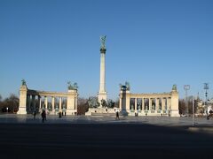 そしてたどり着いた英雄広場！
地下鉄でも来れるけど、街の雰囲気を知るには歩くのが一番ということで30分くらいずんずん歩いてたどり着きました。