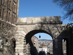 2日目は地下鉄に乗って王宮の丘へ。
ブダペストの地下鉄がレトロで可愛かった！（照明は暗めだったけど）

地下鉄の駅を降りて坂をひたすら登る。
この道で良いの・・・？と不安になりながら登るとウィーン門が見えて来た！