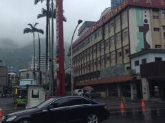 熱海の様な温泉街に到着
バスターミナルは、ちょっと離れてる
駅まで歩いて１０分くらい
街中に無い
バスターミナルは新しく最近できたのかも
なんだかピカピカでした
この画像は、礁溪の街中