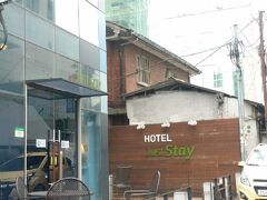 今回のホテルは、ジャストステイホテル。

【ジャストステイホテル】
http://www.utravelnote.com/seoul/hotel/juststayhotel

東大門でトリプルルーム、お値段がお手頃といえばこちら。
部屋は綺麗でベッドも寝心地がよいし、立地が最高です。
今回はお風呂場のシャワーヘッドをかけるところが壊れていたのと、窓側のベッドが隙間風で寒かったのがマイナス。
でも総合的にはOKなホテルだと思っていて、リピートしているホテルです。

今回、三日目の昼にチェックアウトをしたのですが、荷物を四日目の早朝まで預かってもらえたり（結局都合が変わって三日目の夜に受け取りましたが）受付の横に自由に使えるセルカ棒が置いてあったり、フェイスパックの試供品があったり、ありがたいホテルです。