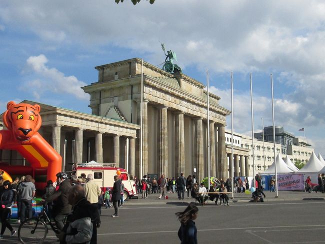 メーデーの出店なのか、遊具やら何やらがたくさんあります